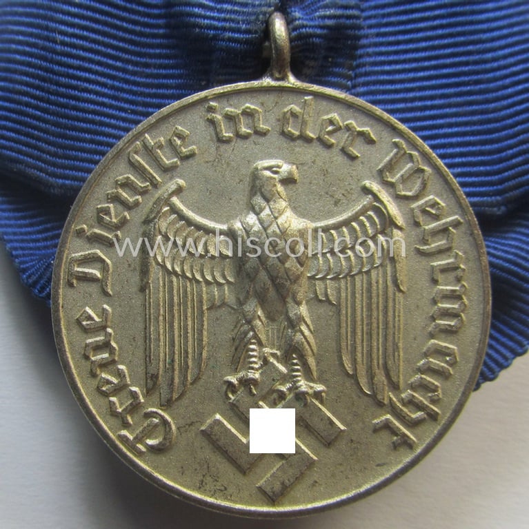 Silver-toned, WH (Heeres o. KM) so-called: 'Einzelspange' showing a: 'WH-Dienstauszeichnung 4. Stufe' (as was intended for 4 years of loyal-service) and that shows a detailed, Heeres o. KM-type-eagle-device, period-attached