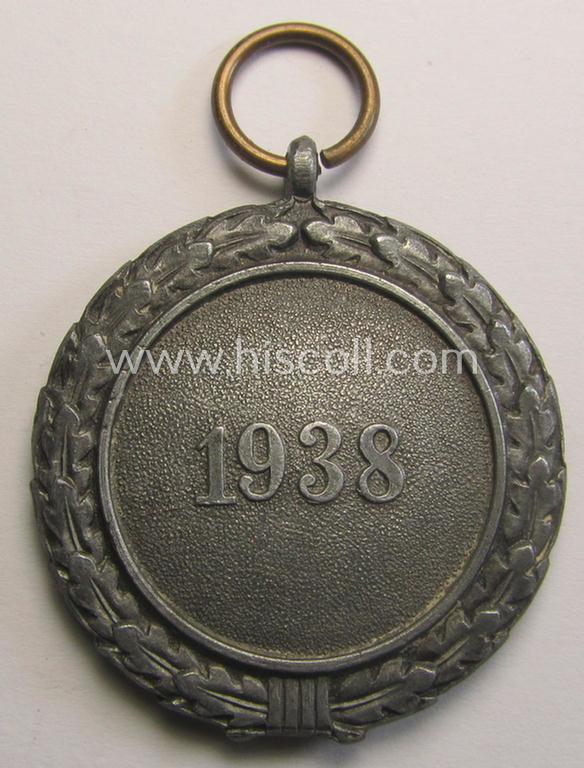 'Luftschutz-Ehrenzeichen 2. Stufe' being a non-maker-marked example, as executed in zinc-based metal (ie. 'Feinzink') and that comes stored in its (scarcely seen!) 'Zellstoff'-based pouch by the maker: 'Katz u. Deyhle'