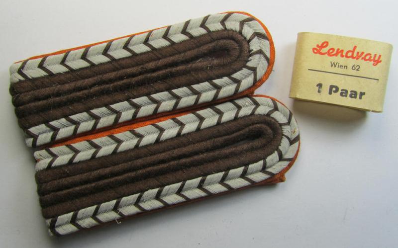 Superb - and fully matching! - 'Gendarmerie'-related NCO-type shoulderboard-pair for a: 'Wachtmeister der Gendarmerie' (that comes still 'packed' in its period wrapping-'Banderolle' marked: 'Lendvay - Wien 62')