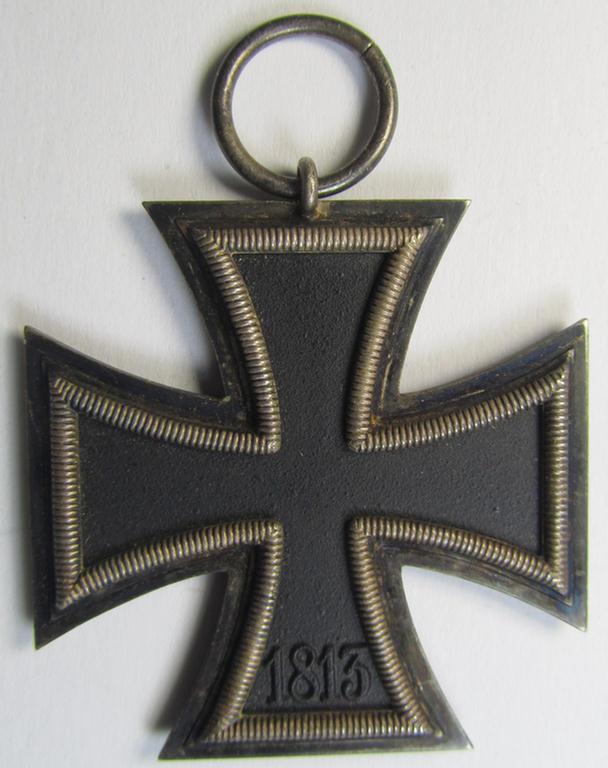 Neat - and matching! - 'EK II. Klasse'-set comprising of a non-maker-marked specimen that comes with its original ribbon (ie. 'Bandabschnitt') and 'Zellstoff'-based pouch as  produced by the company: 'F. Zimmermann' (ie. 'Hersteller 6')