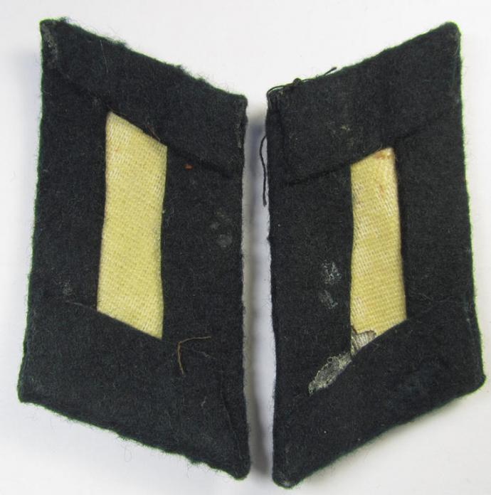 Fully matching pair of WH (Heeres) officers'-type collar-tabs, as was piped in the bright-red-coloured branchcolour as was intended for usage by an: 'Offizier der (Sturm)Artillerie-Truppen'