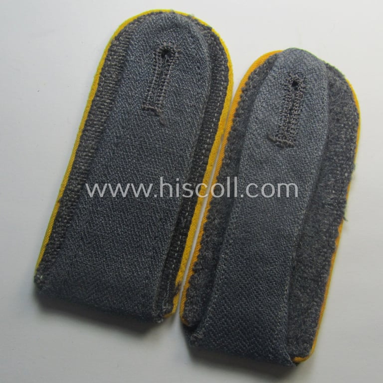 Pair of WH (Luftwaffe) shoulderstraps as was executed in typical 'HBT'-type cloth and piped in the bright-yellow-coloured branchcolour as was intended for a: 'Soldat der Flieger- o. Fallschirmjäger-Trpn.'