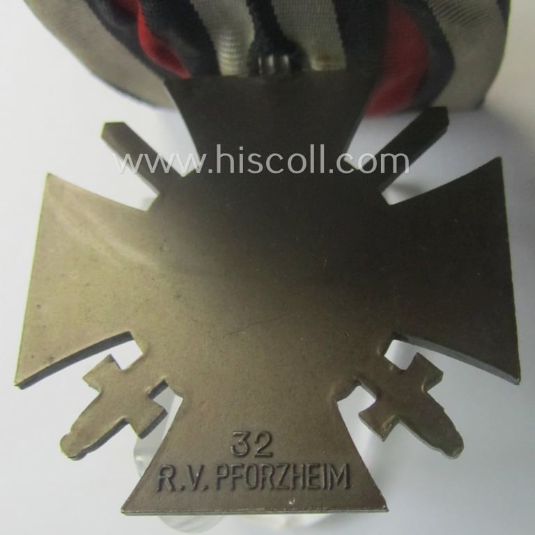Golden-bronze-toned, so-called: 'Einzelspange' showing a: 'Frontkämpferkreuz 1914-18 mit Schwertern' (ie.: 'Kriegsteilnehmerkreuz 1914-18 mit Schw.') being a detailed- and/or zinc- ie. 'Feinzink'-based, specimen