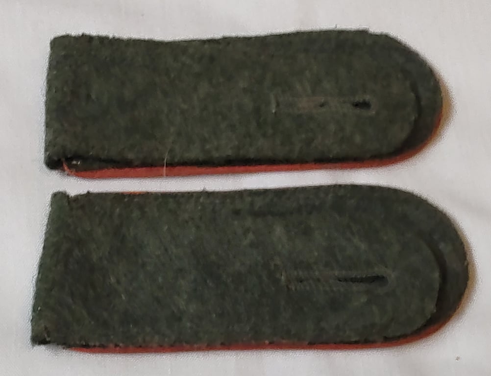 Pair of WH  mid war period 'M40 or M43' pattern NCO type shoulder straps intended for a 'Unteroffizier eines Panzer/Panzerjäger Abts or Rgt.