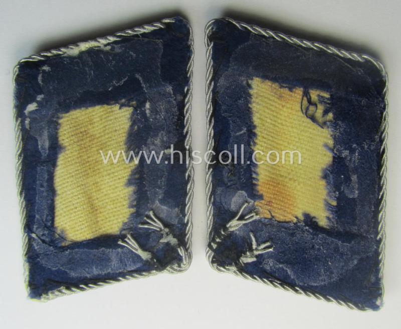 Pair of WH (Luftwaffe) officers'-type collar-patches (ie. 'Kragenspiegel für Offiziere') as executed in darker-blue-coloured wool as was intended for usage by a: 'Major o. Arzt der der Sanitäts-Trpn.'