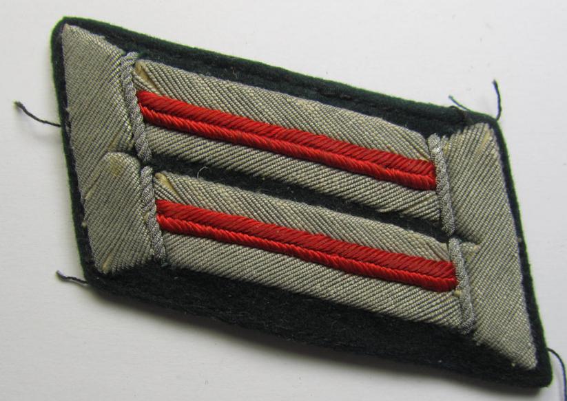 Fully matching pair of WH (Heeres) officers'-type collar-tabs, as was piped in the bright-red-coloured branchcolour as was intended for usage by an: 'Offizier der (Sturm)Artillerie-Truppen'