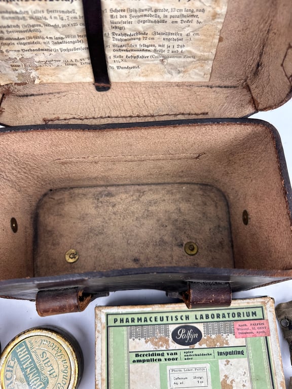 WW2 German "Sanitatertasche" with content