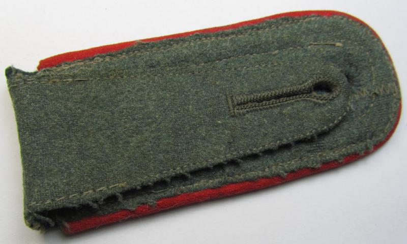 Attractive - albeit regrettably single! - pre- (ie. early-war-) period- (ie. 'M36'-/'M40-type') WH (Heeres) NCO-type shoulderstrap as was intended for usage by an: 'Unteroffizier eines (Sturm)Artillerie-Abteilungs o. Regiment'