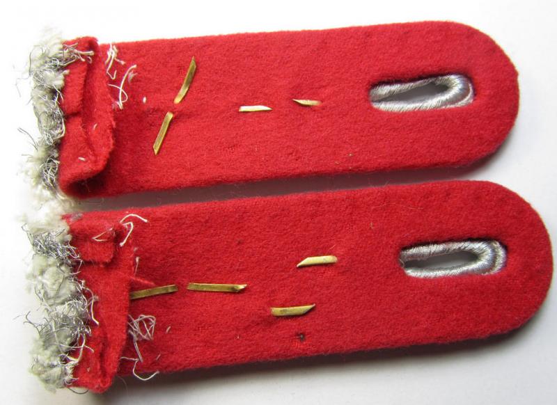 Fully matching - and truly rarely seen! - pair of neatly 'cyphered', WH (Luftwaffe) officers'-type shoulderboards as was intended for an: 'Oberleutnant der Flak-Artillerietruppen u. Mitglied einer Flak-Artillerieschule'