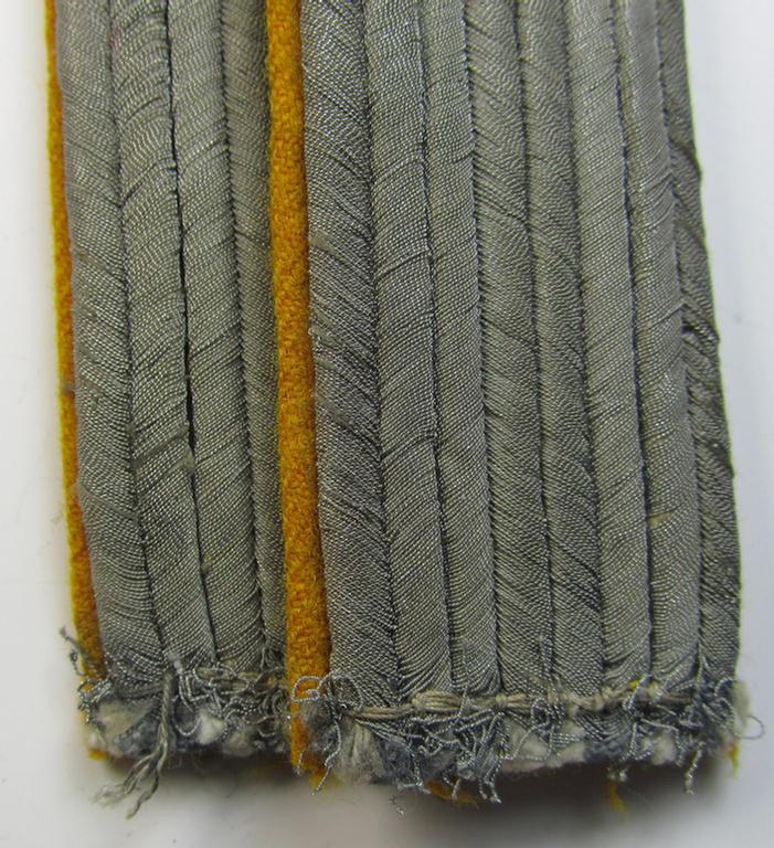 Neat - and fully matching! - pair of WH (Heeres) officers'-type shoulderboards as was intended for - and clearly used by! - a: 'Leutnant eines Kavallerie o. Aufklärungs-Abteilungs'