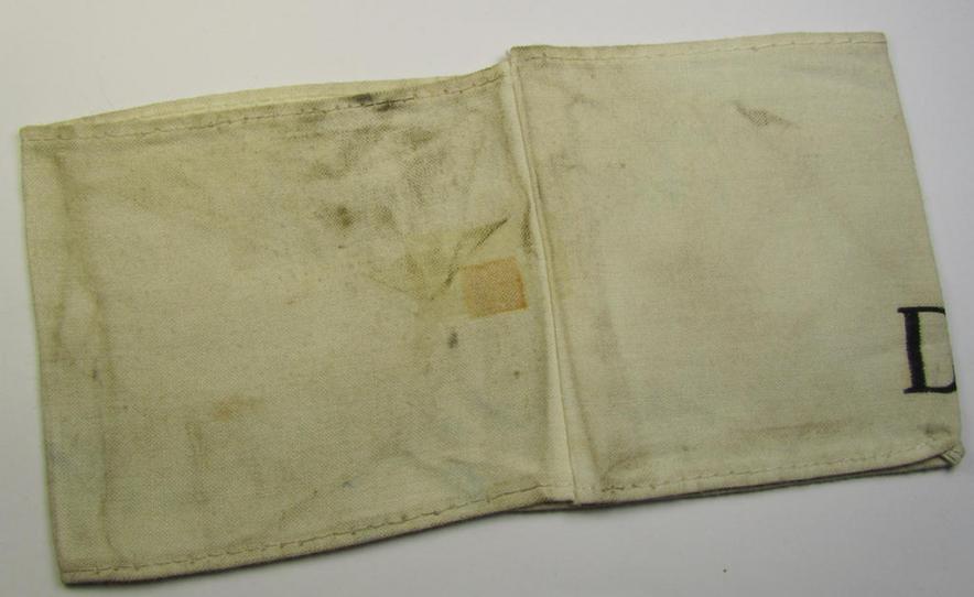 Linnen-based- and/or neatly 'printed', white-coloured armband (ie. 'Armbinde') entitled: 'Im Dienst der Deutschen Wehrmacht', as was intended for (civilian) staff-members of the German armed forces ie. 'Deutsche Wehrmacht'
