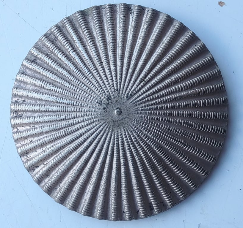 WWII EK1 (Iron Cross 1st class) Deumer Early Unmarked Screw Back Clamshell Type