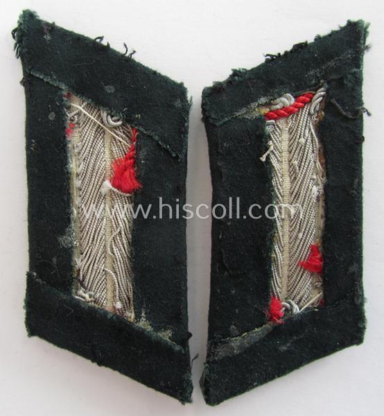 Moderately used - and fully matching! - pair of WH (Heeres) officers'-type collar-tabs, as was piped in the bright-red-coloured branchcolour as was intended for usage by an: 'Offizier der (Sturm)Artillerie-Truppen'
