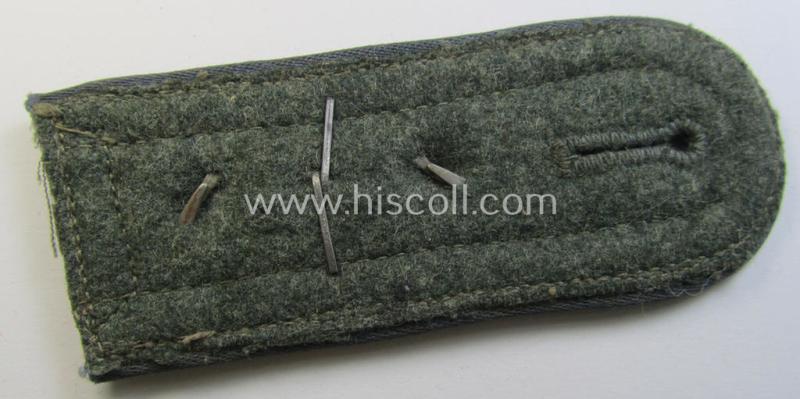 Single - I deem mid-war-period - so-called: 'M40 o. M43'-pattern, WH (Heeres) NCO-type shoulderstrap as piped in the light-blue-coloured branchcolour as was intended for usage by an: Oberfeldwebel des Nachschub-Abts. 8'