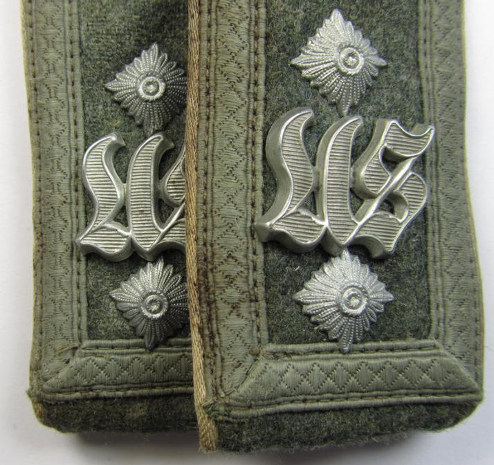 Superb - and/or fully matching! - pair of WH (Heeres), mid-war-period, so-called: 'M43'-styled, NCO-type, 'cyphered' shoulderstraps as was intended for usage by an: 'Oberfeldwebel der Infanterie-Truppen u. Mitglied einer Unteroffiziersschule'