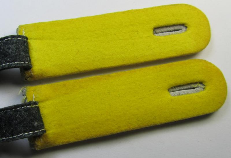 Fully matching pair of WH (Heeres) officers'-type shoulderboards as was intended for uage by a: 'Leutnant eines Nachrichten-Abteilung o. Regiments'