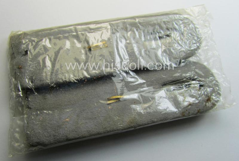 Attractive - and fully matching! - pair of WH (Heeres) neatly 'cyphered', officers'-type shoulderboards as (dual)piped in the black-coloured branchcolour as was intended for a: 'Leutnant der Res. des Pionier-Batallions 7'