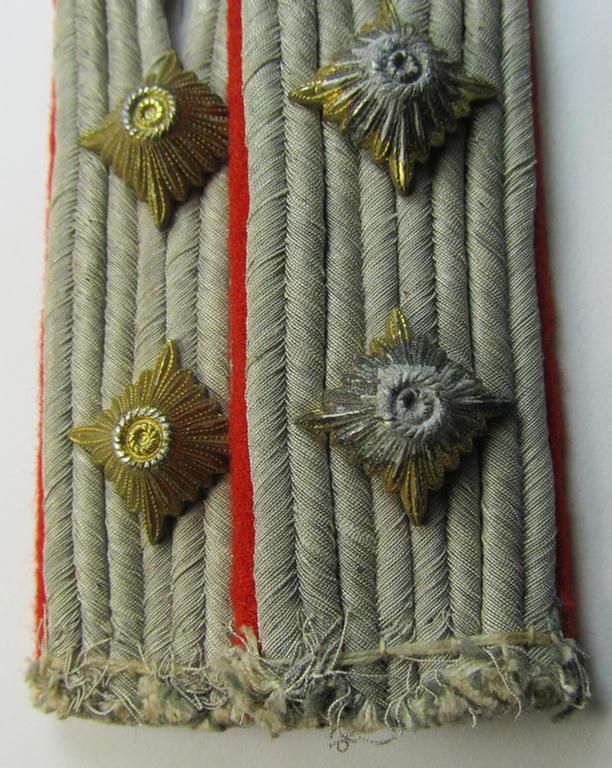 Attractive - and fully matching! - pair of WH (Heeres) officers'-type shoulderboards as piped in the bright-red- (ie. 'hochroter'-) coloured branchcolour as was specifically intended for usage by a: 'Hauptmann eines (Sturm)Artillerie-Rgts. o. Abt...