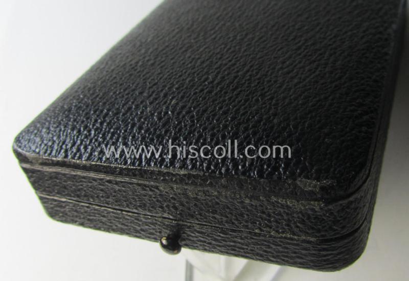 Attractive - and quite unusual! - WWI-period: 'Eisernes Kreuz II. Klasse' (or: iron cross second class) being a maker- (ie. 'HB'-) marked example that comes stored in its luxuriously-styled, black-coloured etui as issued and found