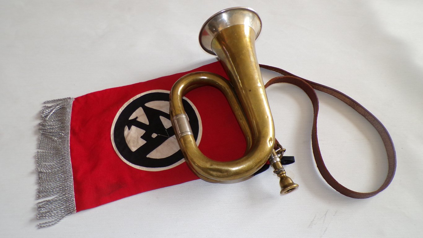 SA Signal Horn / Bugle with Multi-Layer Banner