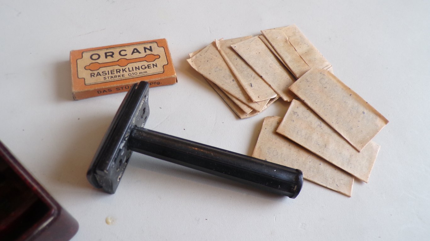 Bakelite Rotbart Box & National Shaving Set