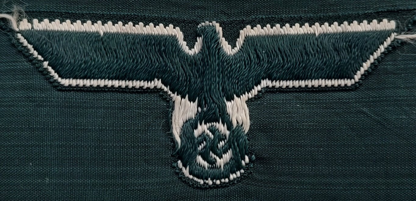 Pre/ early war period set of 3 cap eagle Schiffchenmützen-Adler für Mannschaften u. Uffz virtually mint set as executed in bluish grey coloured on a darker green background