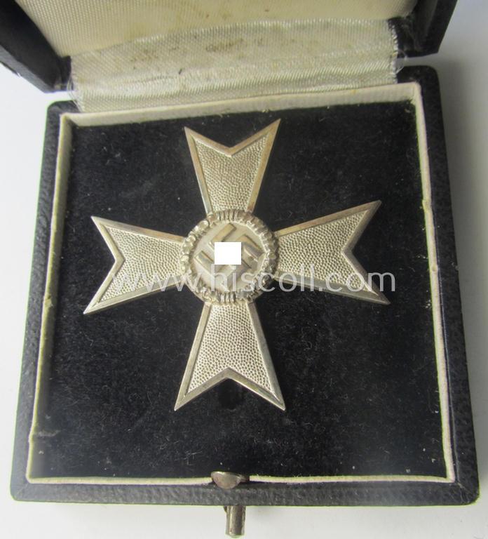 'Kriegsverdienstkreuz 1. Kl. ohne Schwn.' being a clearly maker- (ie. '4'-) marked and/or: 'Buntmetall'-based specimen by: 'Steinhauer & Lück' that comes in its (simplified) etui as issued