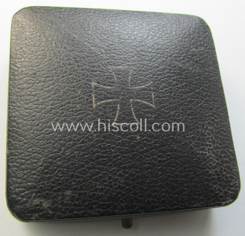 'Eisernes Kreuz 1. Kl.' (or: Iron Cross 1st class) being a (typical) maker- (ie. '100'-) marked example as was produced by the maker (ie. 'Hersteller'): 'R. Wächtler u. Lange' and that comes in its original etui as issued