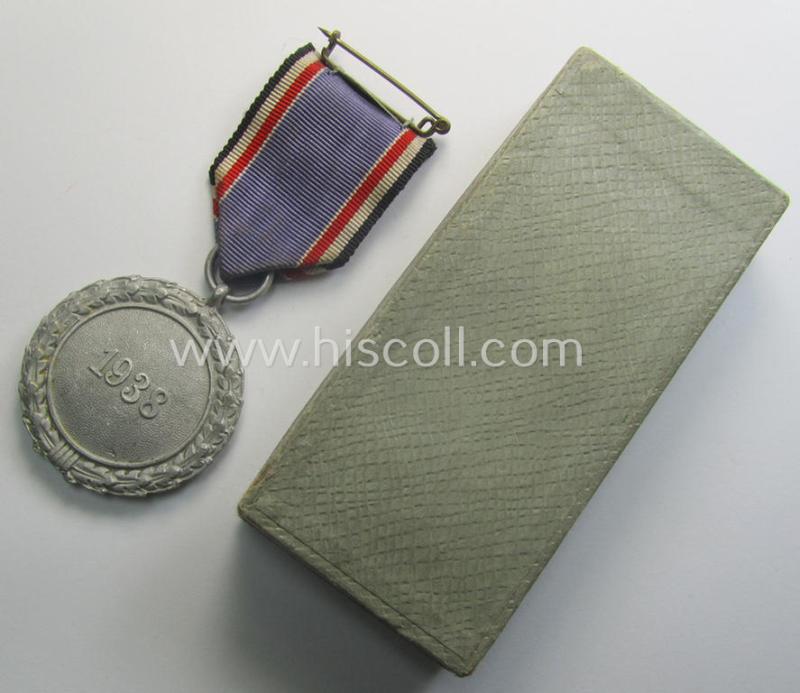 Light-weight (ie. typical aluminium-based) medal as was intended for air-raid wardens 2nd. class (or: 'Luftschutz-Ehrenzeichen 2. Stufe') that comes stored in its period, dove-grey-coloured etui