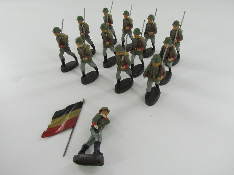 Grouping of 13x Lineol German Toy Soldiers With Flag Bearer