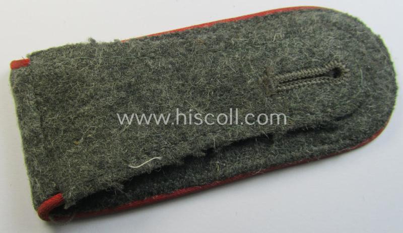 Attractive - albeit clearly used and regrettably single! - WH (Heeres) 'M43'-pattern, EM-shoulderstrap as was intended for usage by a: 'Soldat eines (Sturm-)Artillerie-Abteilungs o. Regiments'