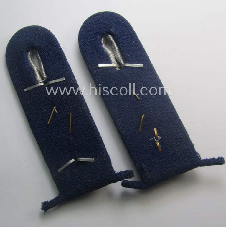 WH (Heeres), 'cyphered' officers'-type shoulderboard-pair (that comes mounted on its unsually seen: 'Auf der Steg'-mounting!) as was intended for a: 'Hauptmann u. Arzt der Sanitäts-Trpn.'