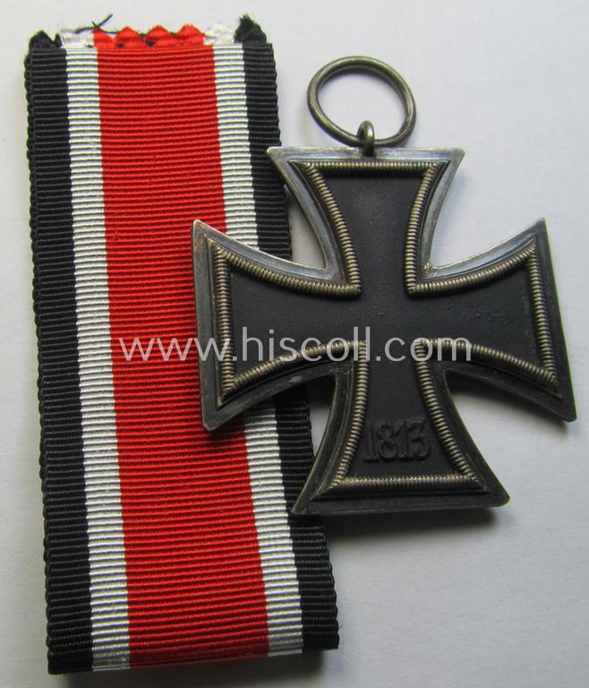 Attractive, 'Eisernes Kreuz II. Klasse' being a non-maker-marked example that comes together with its original- and never-mounted ribbon (ie. 'Bandabschnitt') as was (I deem) produced by the maker (ie. 'Hersteller'): 'Beck, Hassinger & Co.'