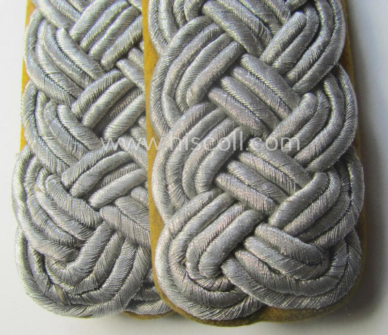 Pair of - fully matching! - WH (Luftwaffe) officers'-type shoulderboards (ie. 'Schulterstücke für Offiziere der LW') as piped in the golden-yellow-toned wool as was intended for usage by a: 'Major der Flieger- o. Fallschirmjäger-Trpn.'