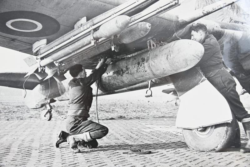 USAAF WW2 Press Photo 'Bomb Loading'