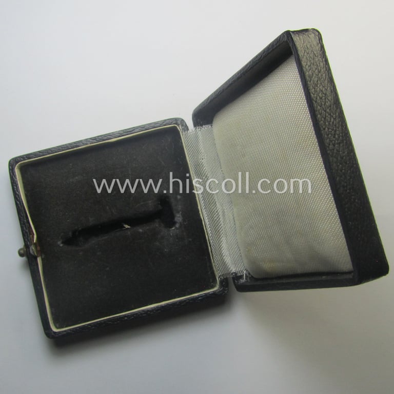 Attractive - albeit empty! - luxuriously-styled etui as was specifically intended to store an: 'Eisernes Kreuz 1. Klasse' (or: Iron Cross 1st class) that comes in an overall nicely preserved condition