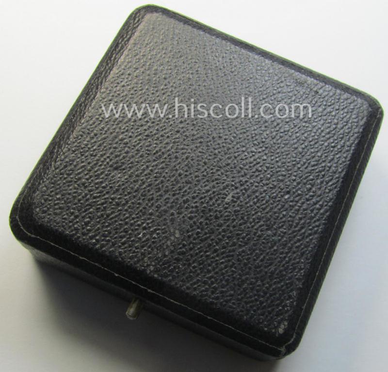 'Eisernes Kreuz 1. Klasse' (ie. Iron Cross 1st class) being an (I deem) early-war-period produced- and '26'-marked (ie. by: 'B.H. Mayer's Kunstprägeanstalt'-produced) example and that comes complete in its specific etui