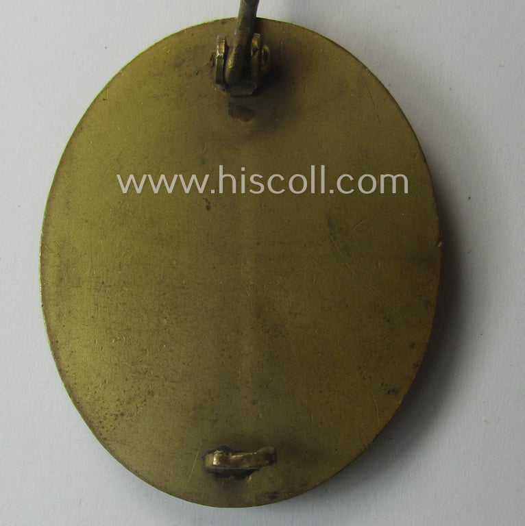 Attractive - luxuriously-styled albeit clearly used- and/or worn! - 'Verwundeten-Abzeichen in Gold' being a typical non-maker-marked- and/or: 'Buntmetall'-based example as was (I deem) produced by the maker: 'Hauptmünzamt Wien'