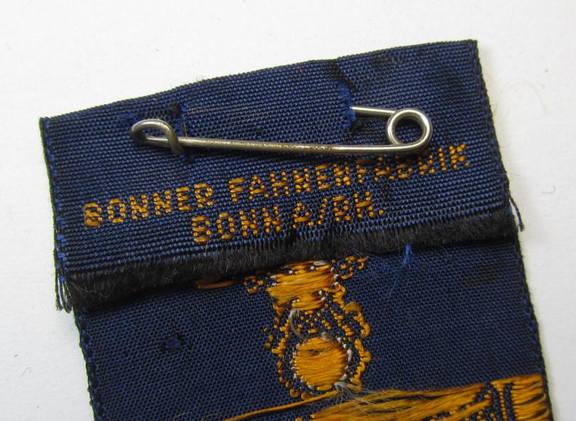 Unusually seen - commemorative and/or: 'BeVo'-like, so-called: 'Veranstaltungsabzeichen' depicting a veteran 'naval'-eagle-device coupled with the text: 'Kreuzer Mainz Ehrenmal Weihe' (and showing an interwoven makers'-designation)