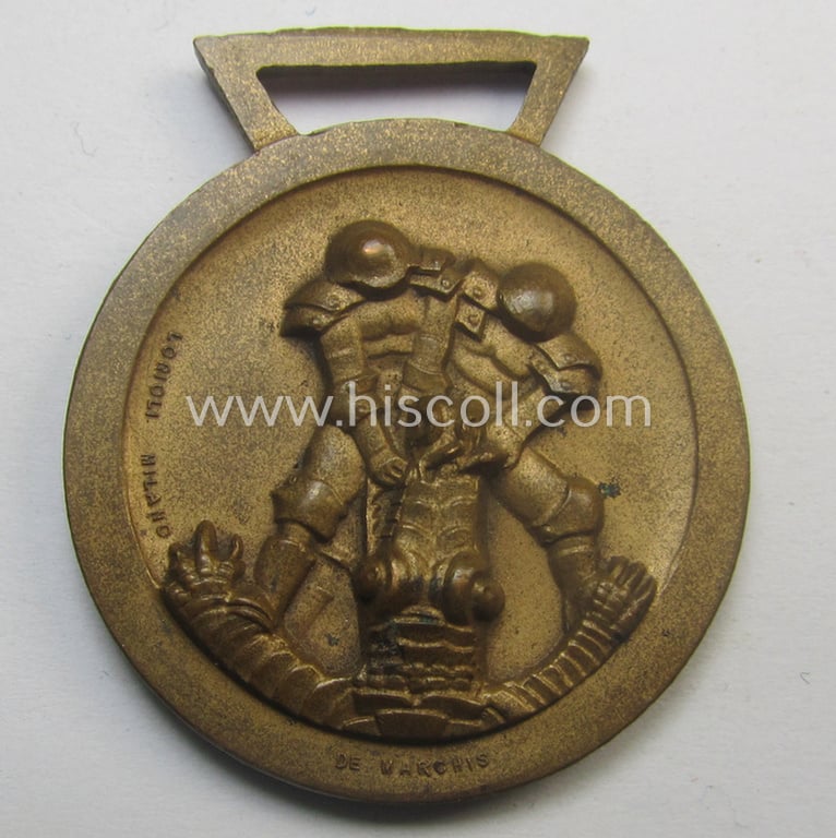 Golden-bronze-coloured (and 'Buntmetall'-based!) example of a: 'Deutsch-Italienische Feldzugsmedaille' (or: German-Italian campaign-medal) that came together with its (full length- and 'virtually mint- ie. unissued') piece of original ribbon