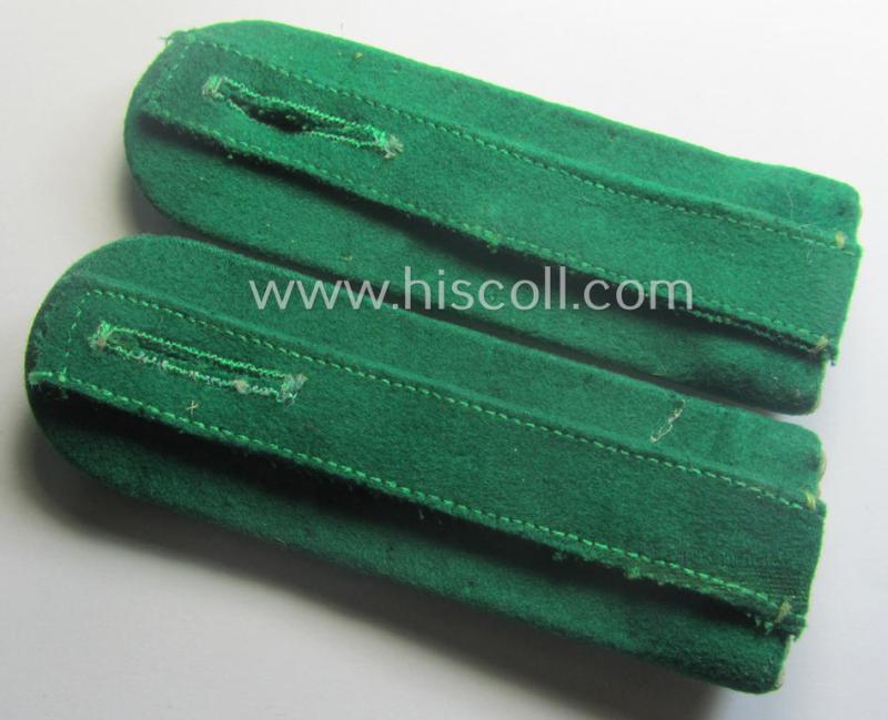 Pair of WH (Heeres) neatly 'cyphered', officers'-type shoulderboards as piped in the darker-green-coloured branchcolour as was intended for usage by an: 'Leutnant des Gebirgsjäger Rgts. 99'