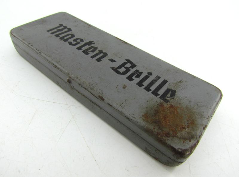 Wehrmacht 'Maskenbrille' in Container