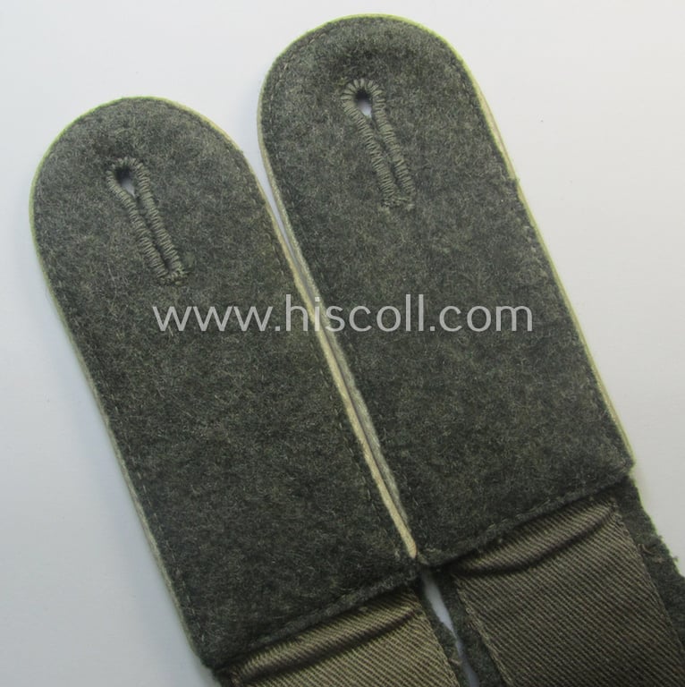Pair of WH (Heeres), early- (ie. mid-) war-period- (ie. 'M41- o. M43'-) pattern EM-type shoulderstraps as piped in the white-coloured branchcolour as was intended for a: 'Soldat eines Infanterie-Rgts.'