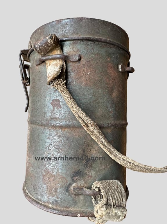 German WWI Gasmasker in Canister