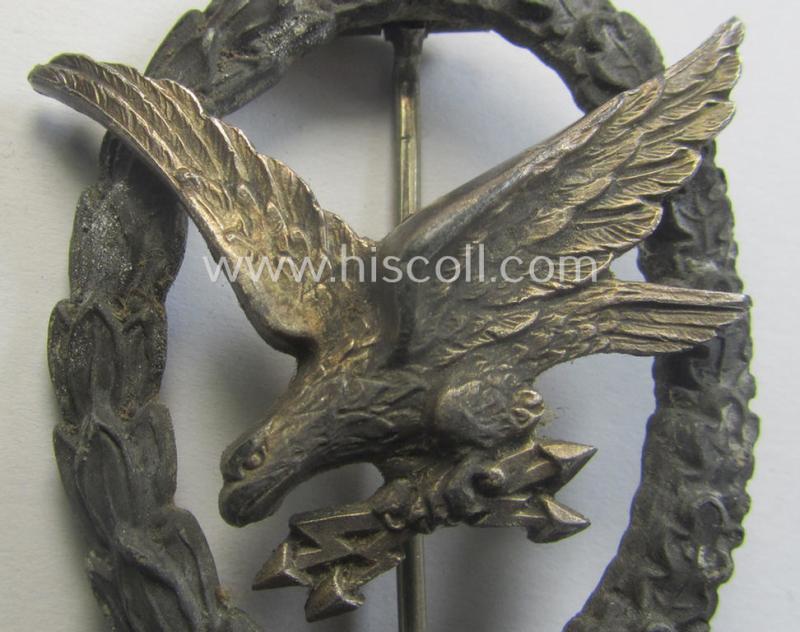 WH (Luftwaffe) 'Fliegerschützen-Abzeichen mit Blitzbündel' being a neatly maker- (ie. 'Wilh. Deumer'-) marked- and/or: typical zinc- (ie. 'Feinzink'-) based example as was produced by the: 'Wilh. Deumer'-company