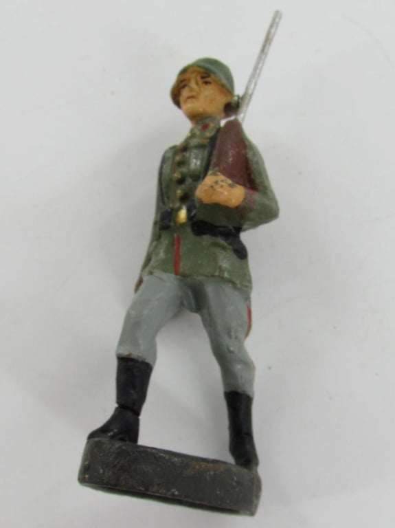 Grouping of 13x Lineol German Toy Soldiers With Flag Bearer