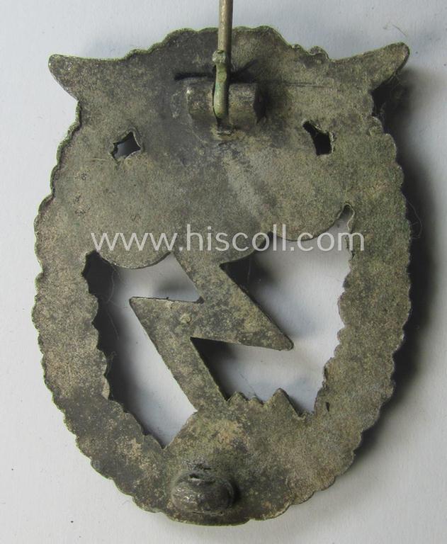 Later-war-period, zinc- (ie. 'Feinzink'-) based version of a WH (Luftwaffe) 'Erdkampfabzeichen' being a (typical) non-maker-marked example by the Austrian-based: 'Arno Wallpach'-company