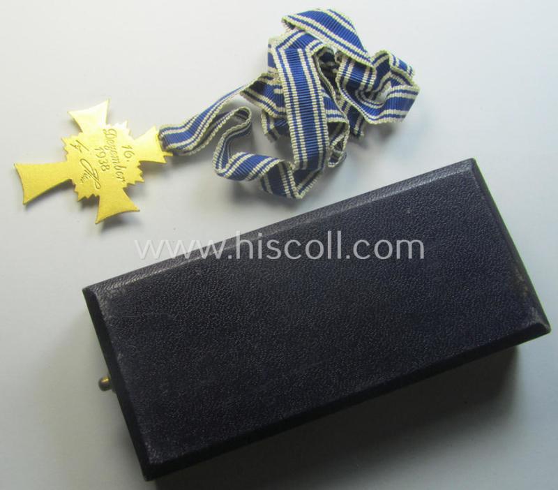 'Ehrenkreuz der deutschen Mutter - erste Stufe' (or mothers'-cross in gold) that comes stored in its original and/or neatly maker- (ie. 'Wilh. Deumer - Kom.Ges. - Lüdenscheid'-) marked etui as issued and/or recently found