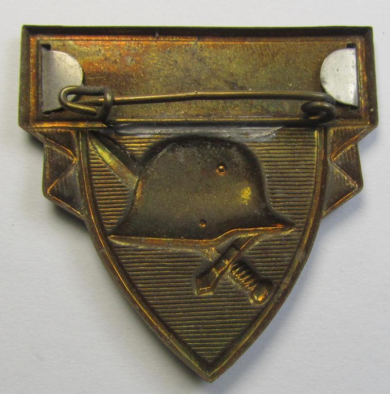 Commemorative, WHW- (ie. 'Winterhilfswerke'-) related 'tinnie' being a non-maker marked example depicting a steel-helmet and sword and showing the text: 'Hoch lebe der Rekrut'