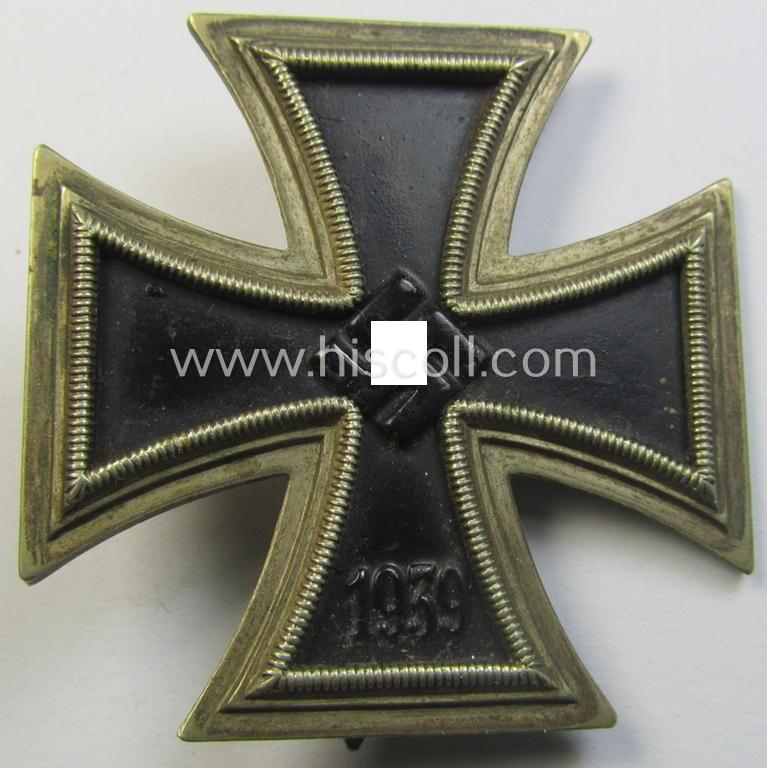 Attractive, 'Eisernes Kreuz 1. Kl.' (or: Iron Cross 1st class) being (I deem) a typical, non-maker-marked example by the maker (ie. 'Hersteller'): 'Rudolf Souval' and that comes in its original, 'generic-styled' etui as issued and found